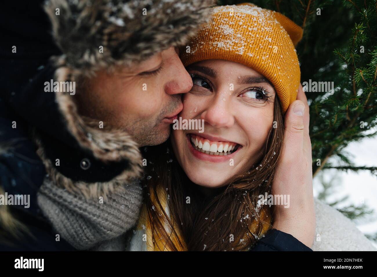 Câlins tendres et baiser d'un couple amoureux Banque D'Images