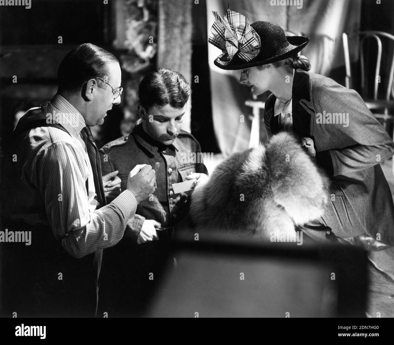 Le directeur VICTOR SAVILLE dirige EMLYN WILLIAMS et EVELYN LAYE on Installé au Candid aux studios Gaumont-British à Shepherd's Bush pendant le tournage Du réalisateur EVENSONG 1934 VICTOR SAVILLE de pièce par Edward Knoblock et Beverley Nichols Gaumont British Picture Corporation Banque D'Images