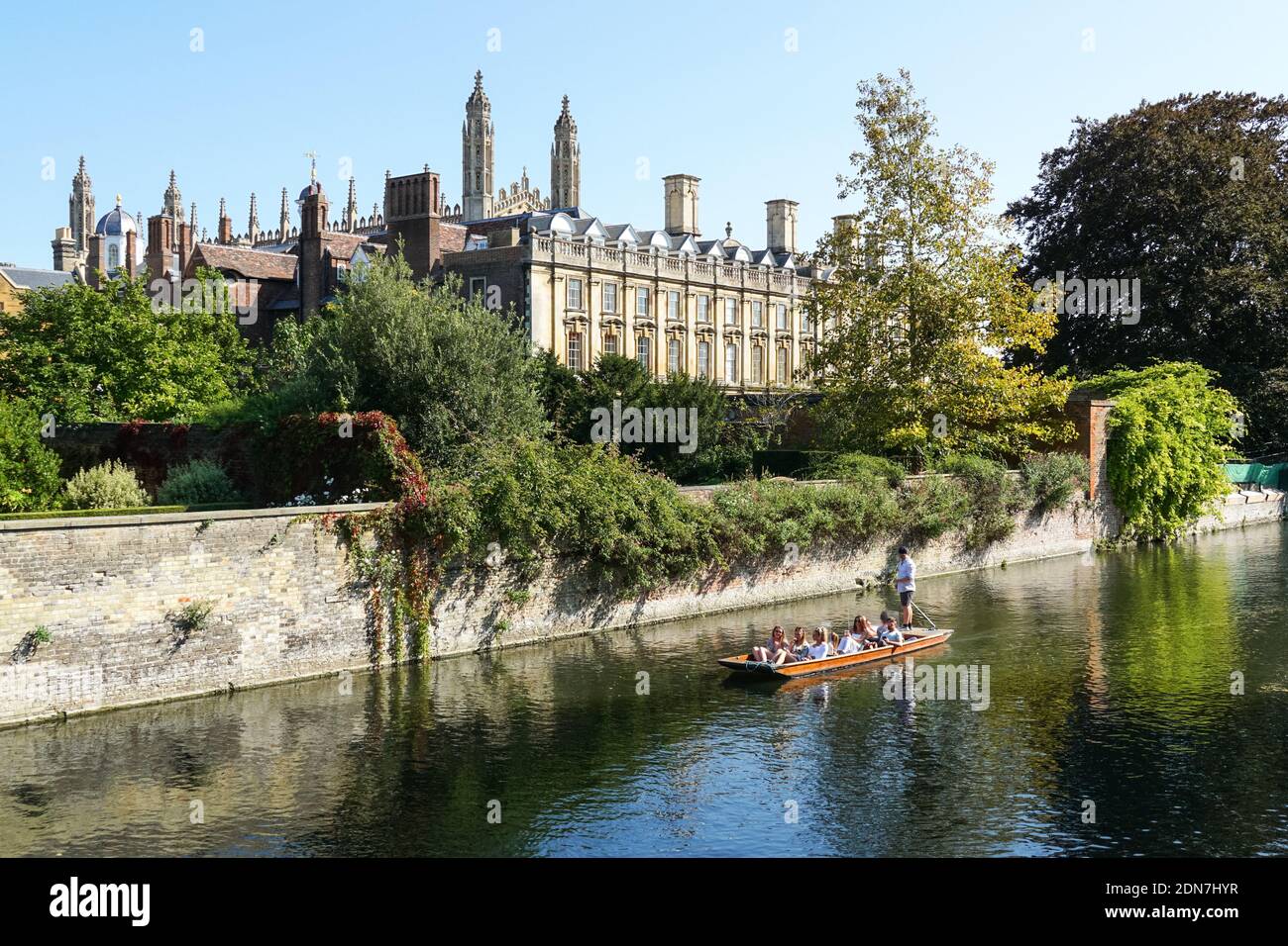 Des gens qui puntent sur la rivière Cam à Cambridge avec Clare College bâtiment en arrière-plan, Cambridgeshire Angleterre Royaume-Uni Banque D'Images