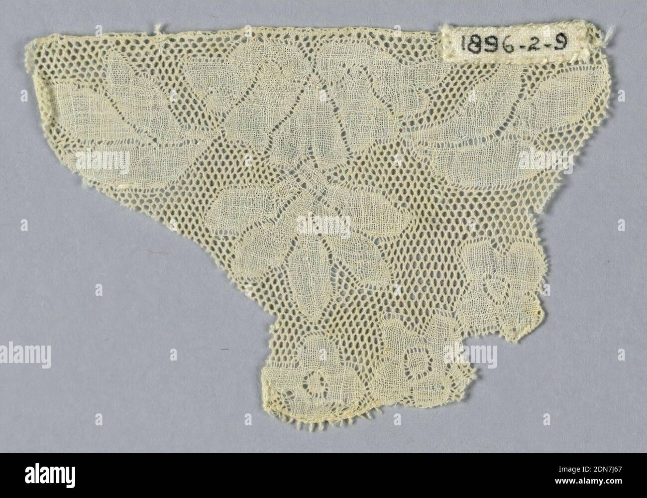 Fragment, Moyen: lin technique: Dentelle de bobin, fragment triangulaire avec une conception symétrique des fleurs et du feuillage. Valenciennes Ground., France, 1700–1750, dentelle, fragment Banque D'Images