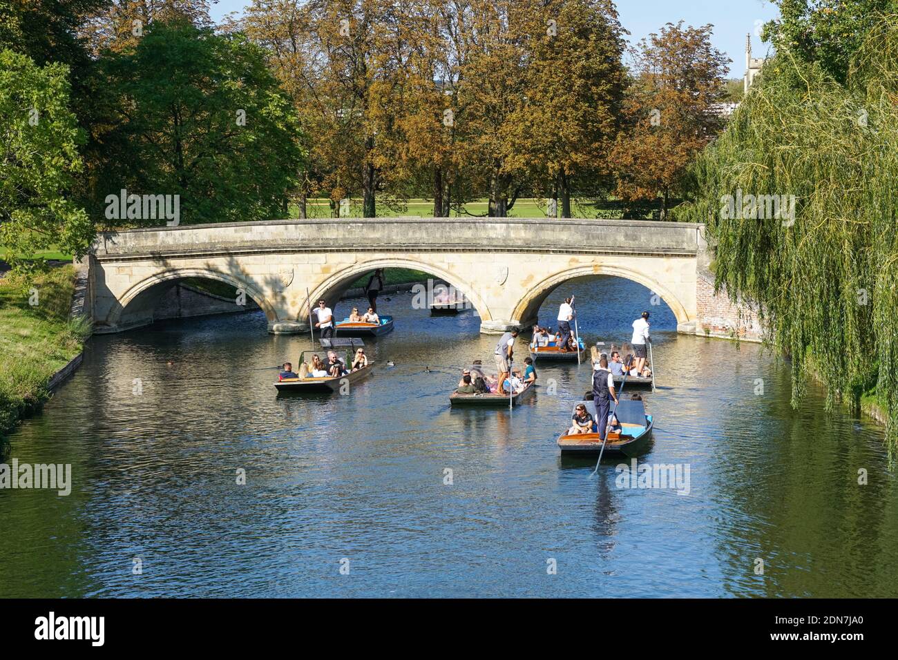 Des gens qui puntent sous Trinity College Bridge sur la rivière Cam à Cambridge, Cambridgeshire Angleterre Royaume-Uni Banque D'Images