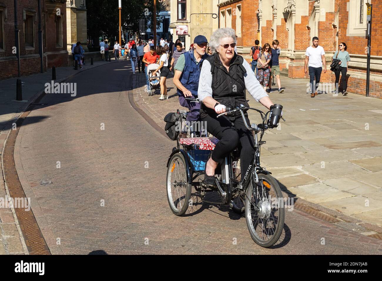 Ancienne femme à la retraite à bord d'un tricycle à Cambridge, Cambridgeshire Angleterre Royaume-Uni Banque D'Images