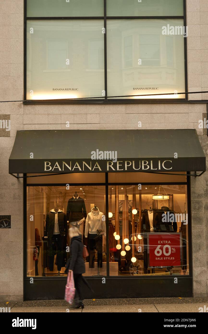 Femme avec sac à provisions à proximité du magasin de vêtements Banana  Republic sur la rue Robson, au centre-ville de Vancouver, en  Colombie-Britannique, au Canada Photo Stock - Alamy