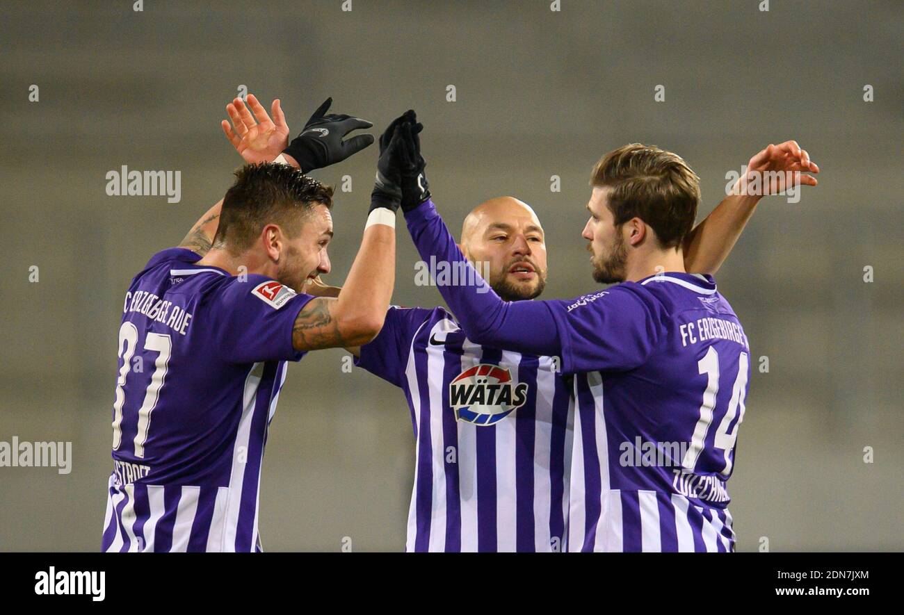 Aue, Allemagne. 17 décembre 2020. Football : 2. Bundesliga, FC Erzgebirge Aue - Karlsruher SC, Matchday 12, à Erzgebirgsstadion. Philipp Zulechner (r) d'Aue célèbre avec Pascal Testuroet (l) et Philipp Riese après son but pour 4:1. Credit: Robert Michael/dpa-Zentralbild/dpa - NOTE IMPORTANTE: Conformément aux règlements de la DFL Deutsche Fußball Liga et/ou de la DFB Deutscher Fußball-Bund, il est interdit d'utiliser ou d'avoir utilisé des photos prises dans le stade et/ou du match sous forme de séquences et/ou de séries de photos de type vidéo./dpa/Alay Live News Banque D'Images