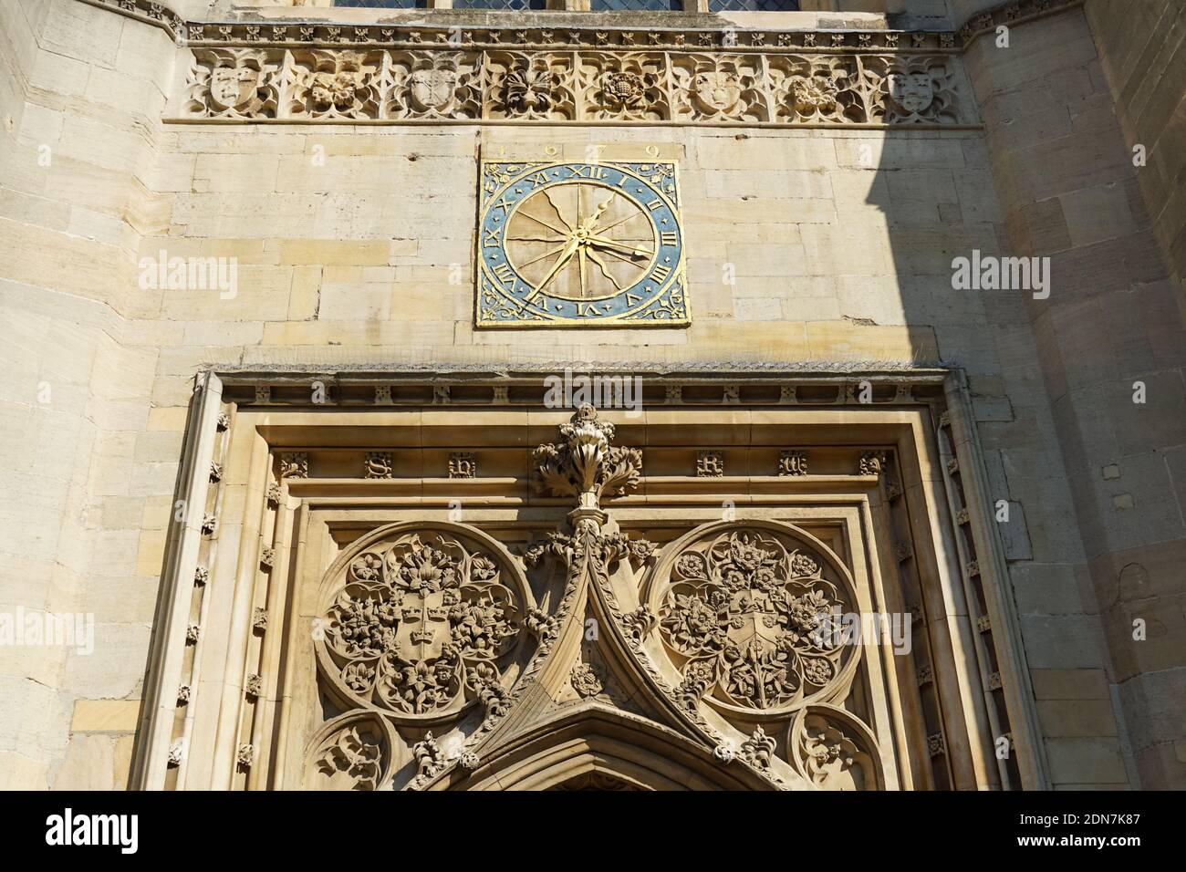 Ornements de sculpture au-dessus de l'entrée de la Grande Sainte Marie, l'église universitaire, Cambridge Cambridgeshire Angleterre Royaume-Uni Banque D'Images