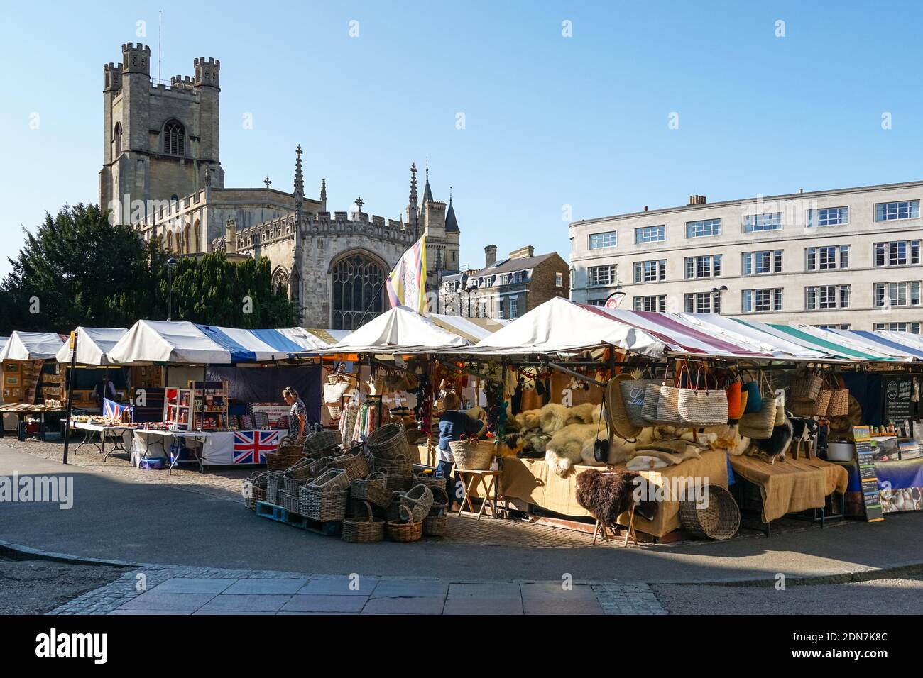 Stands sur la place du marché à Cambridge avec la Grande St Mary's, l'église universitaire en arrière-plan, Cambridgeshire Angleterre Royaume-Uni Banque D'Images