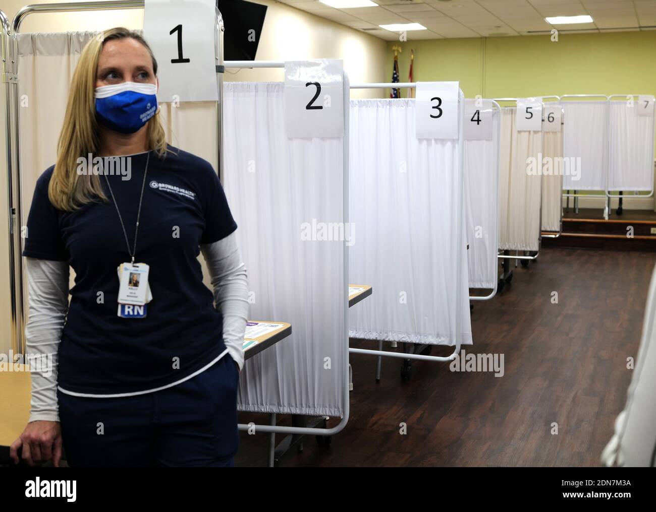 Miami, États-Unis. 17 décembre 2020. Une infirmière se tient devant la zone de Broward Medical mise en place avec 12 postes à utiliser comme zone de vaccination pour le vaccin BioNTech COVID-19 au centre de femmes Lillian S. Wells à Broward Health Medical à fort Lauderdale, en Floride, le jeudi 17 décembre 2020. Les doses initiales du vaccin Pfizer ont été mises à disposition par Memorial Healthcare System, l'un des cinq hôpitaux de Floride où le vaccin a été initialement administré. Photo de Gary I Rothstein/UPI crédit: UPI/Alay Live News Banque D'Images