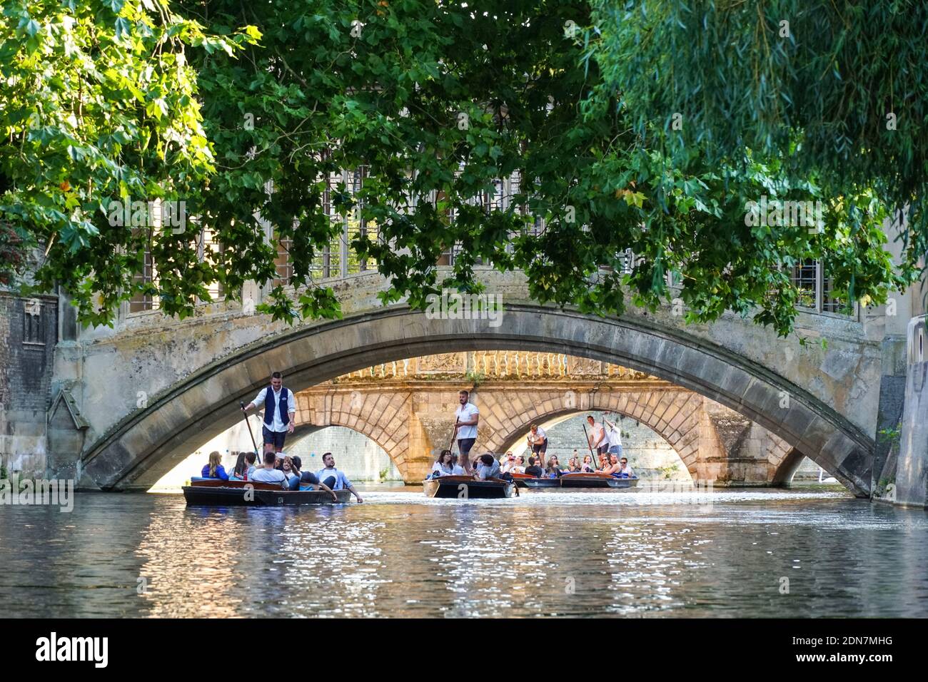 Des gens qui puntent sous le pont des Soupirs sur la rivière Cam à Cambridge, Cambridgeshire Angleterre Royaume-Uni Banque D'Images