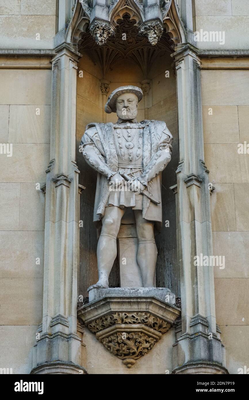 Sculpture du roi Henry VIII à l'extérieur du King's College de l'Université de Cambridge, Cambridgeshire Angleterre Royaume-Uni Banque D'Images