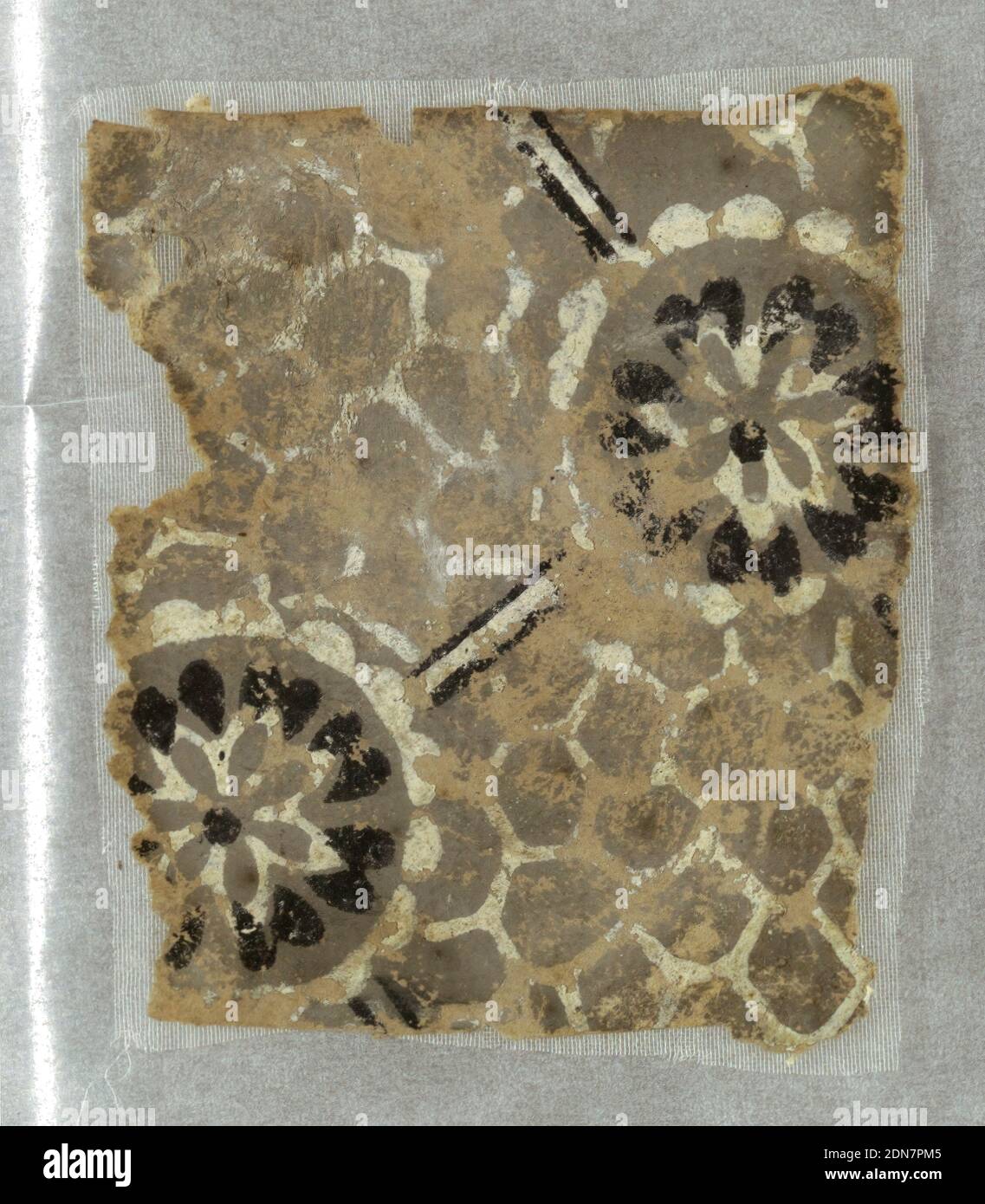 Flanc - fragment, Bloc-imprimé sur papier fait à la main, Rosettes liées par des lignes formant des diamants, qui sont remplis de motif nid d'abeille irrégulier. Noir et blanc imprimé sur un sol gris., Etats-Unis, 1795–1805, revêtements muraux, flanc - fragment Banque D'Images