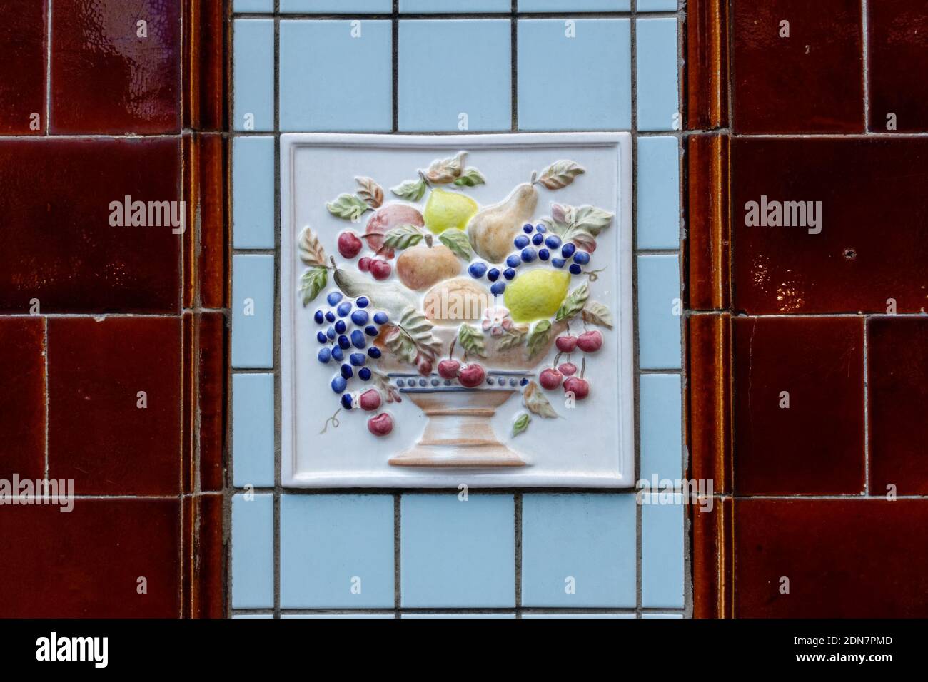 Carreaux de céramique décoratifs colorés dans une forme de relief sur Un mur d'un bâtiment à Londres Angleterre Royaume-Uni ROYAUME-UNI Banque D'Images