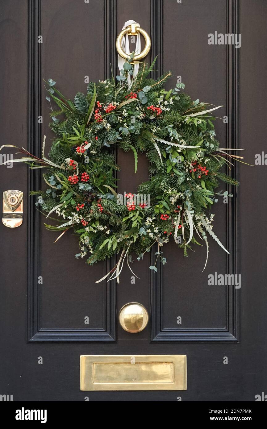 Couronne décorative de Noël sur une porte d'entrée, Londres Angleterre Royaume-Uni Banque D'Images