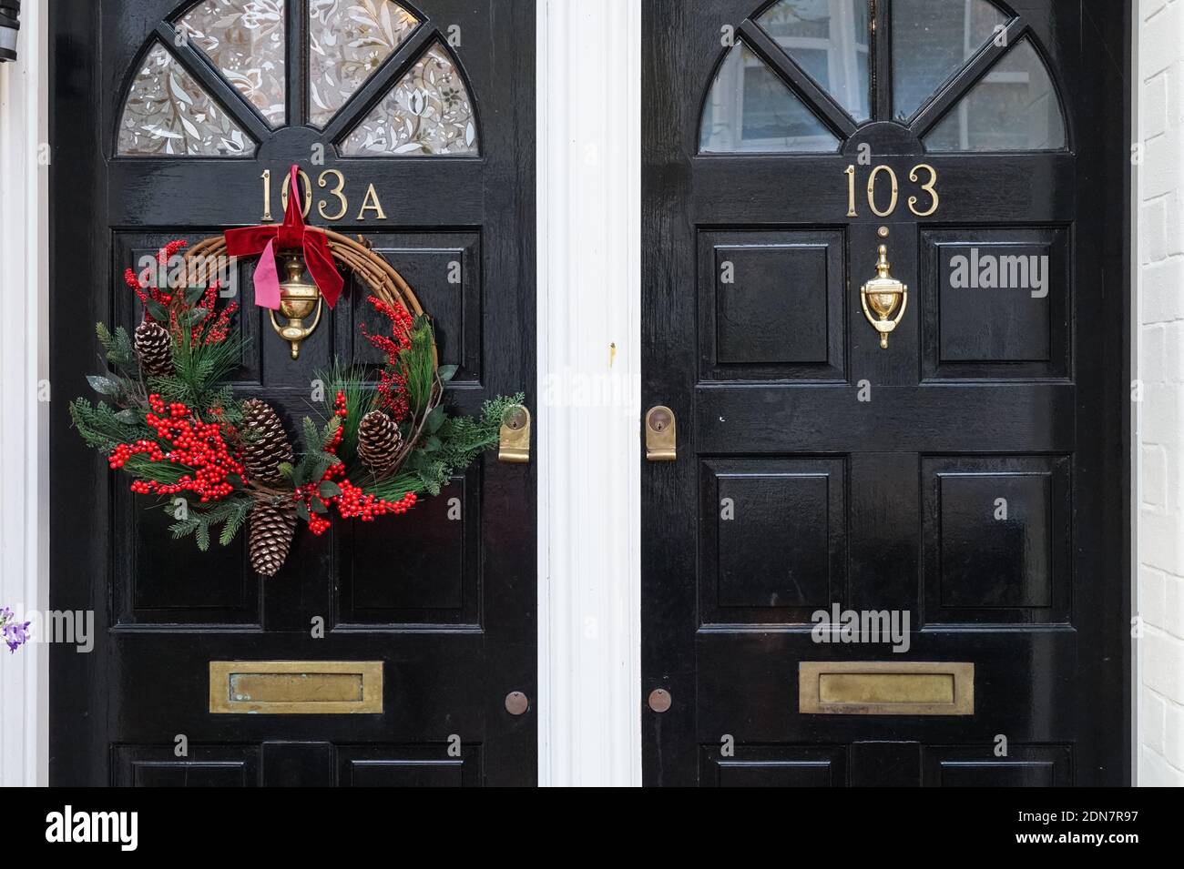 Couronne décorative de Noël sur une porte avant noire, Londres Angleterre Royaume-Uni Banque D'Images