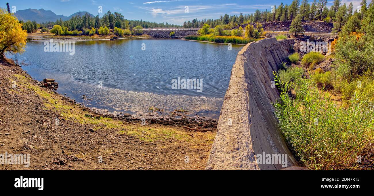 L'ancien barrage du réservoir McLellan près de Williams Arizona. Le barrage a été construit en 1937 et est tombé en réparation. Banque D'Images