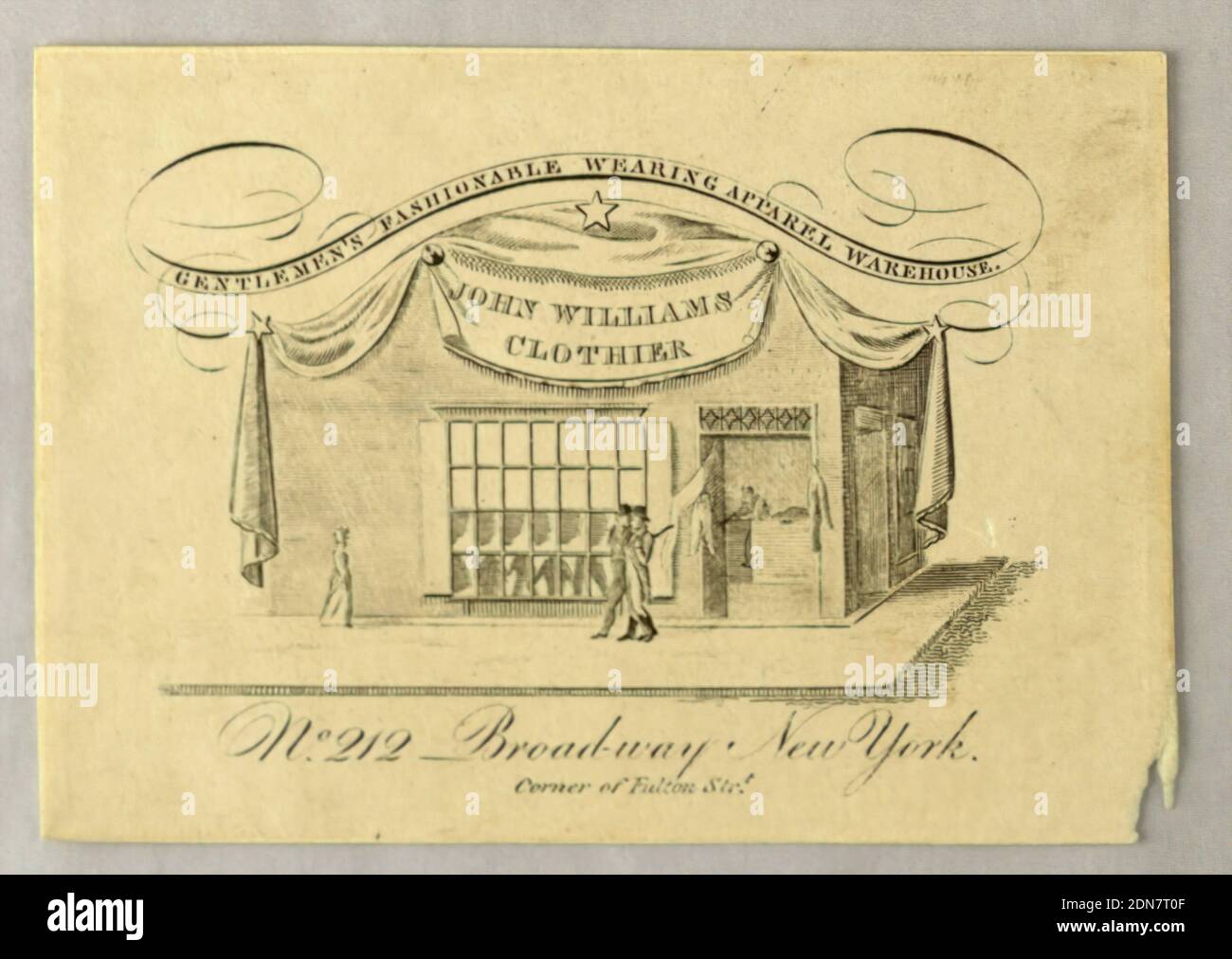 Carte de commerce de John Williams, Clothier, Lithographie sur papier, UN coin de rue avec un magasin de tailleur; une femme et deux hommes marchent le long de lui. Sur le dessus se trouvent une festion de drapery avec le même que copié ci-dessus et un fleuron, contenant: 'GENTLEMAN'S TENDANCE HABILLEMENT ENTREPÔT.', États-Unis d'Amérique, ca. 1830, carte de crédit, carte de crédit Banque D'Images