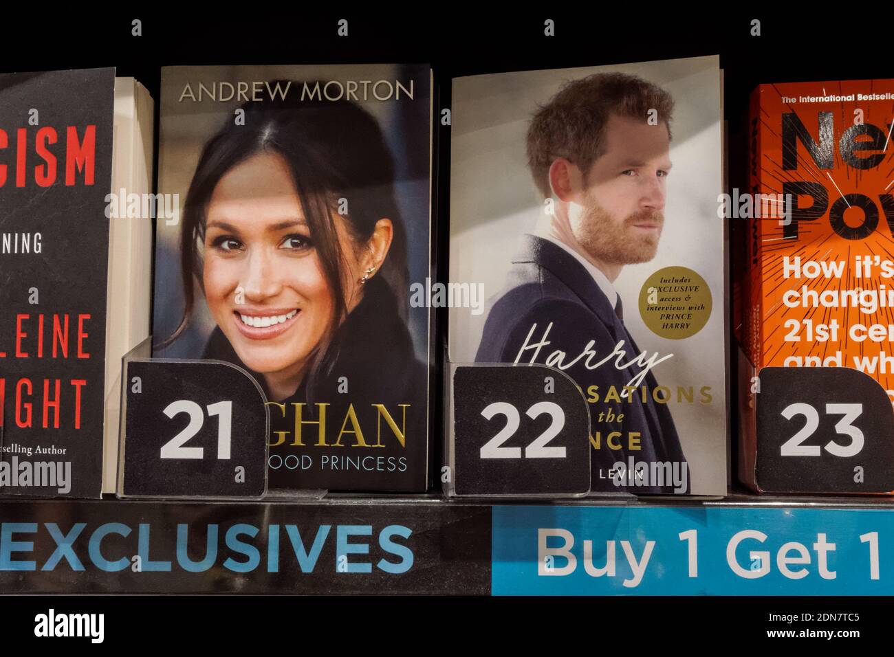 Meghan Markle et Prince Harry biography books at bestsellers section dans la librairie WHSmith, Royaume-Uni Banque D'Images