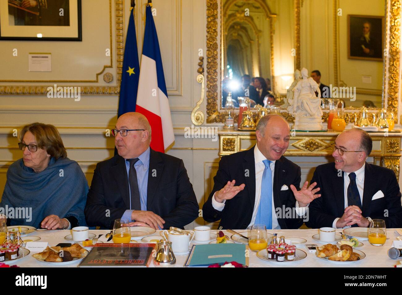 (G-D) Ministre de la décentralisation et de la fonction publique Marylise Lebranchu, Ministre des finances et des comptes publics Michel Sapin, Laurent Fabius, ministre des Affaires étrangères et du développement international, et Bernard Cazeneuve, ministre de l'intérieur, lors du petit déjeuner traditionnel du nouvel an organisé par Bernard Cazeneuve, ministre de l'intérieur, à l'intention des membres du gouvernement, au ministère de l'intérieur à Paris, en France, le 5 janvier 2015. Photo Thierry Orban/ABACAPRESS.COM Banque D'Images