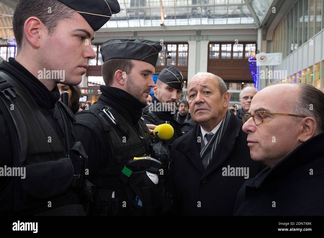 Le ministre français de la Défense, Jean-Yves le Drian (2e R), et le ministre français de l'intérieur, Bernard Cazeneuve (R), parlent aux gendarmes français à la gare de Lyon à Paris le 16 janvier 2015, en inspectant le plan Vigipirate (système d'alerte à la sécurité nationale) en place à divers sites dans toute la ville. Le plan de Vigipirate anti-terrorisme, renforcé à la suite des récentes attaques, sera maintenu en France « tant que le risque l'emporte », a déclaré Cazeneuve le 16 janvier. Photo Pool par Joel Saget/ABACAPRESS.COM Banque D'Images