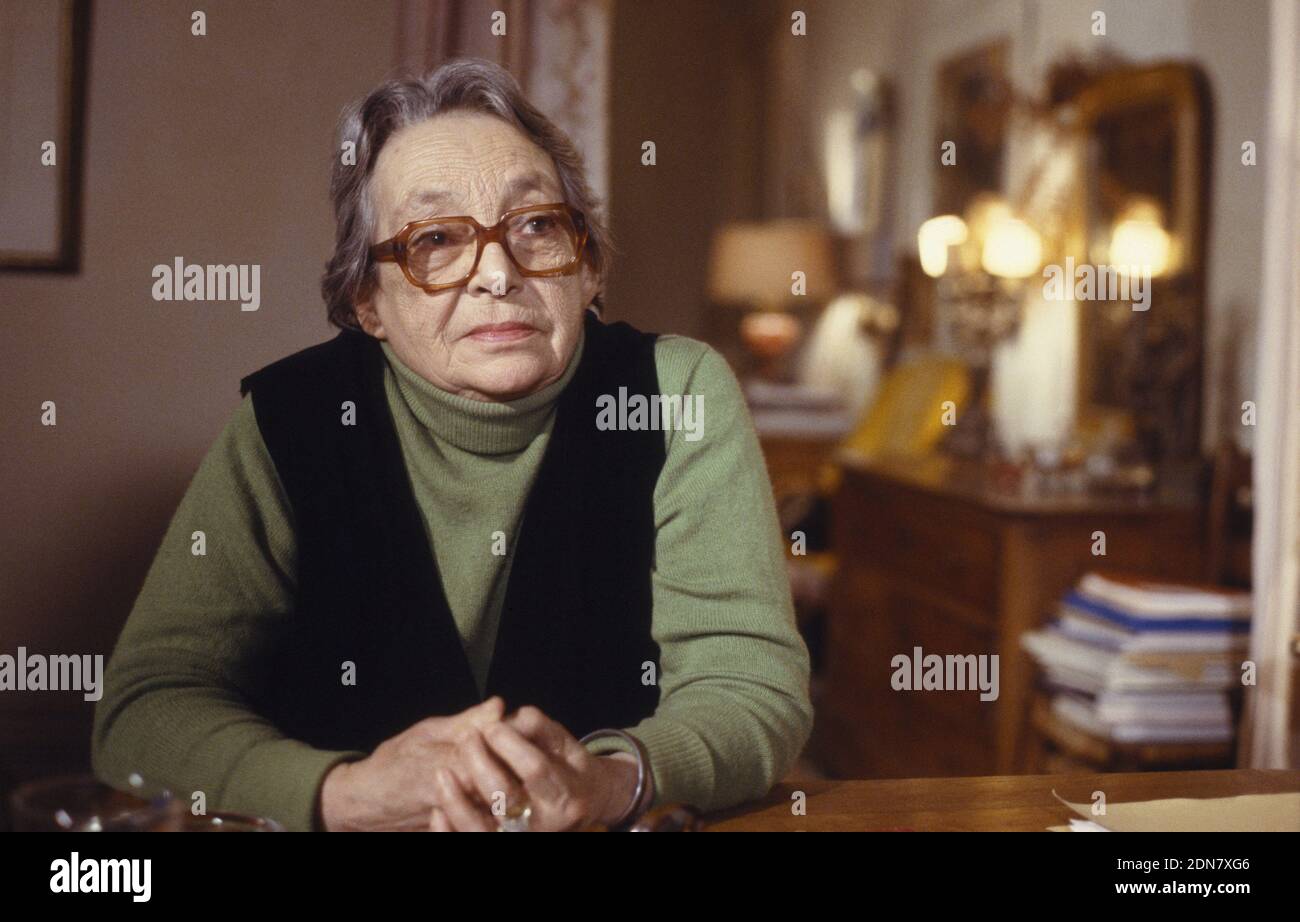File photo taken in January 1988 of late French author Marguerite Duras at home in Paris, France. Photo by Pascal Baril/ABACAPRESS.COM Banque D'Images