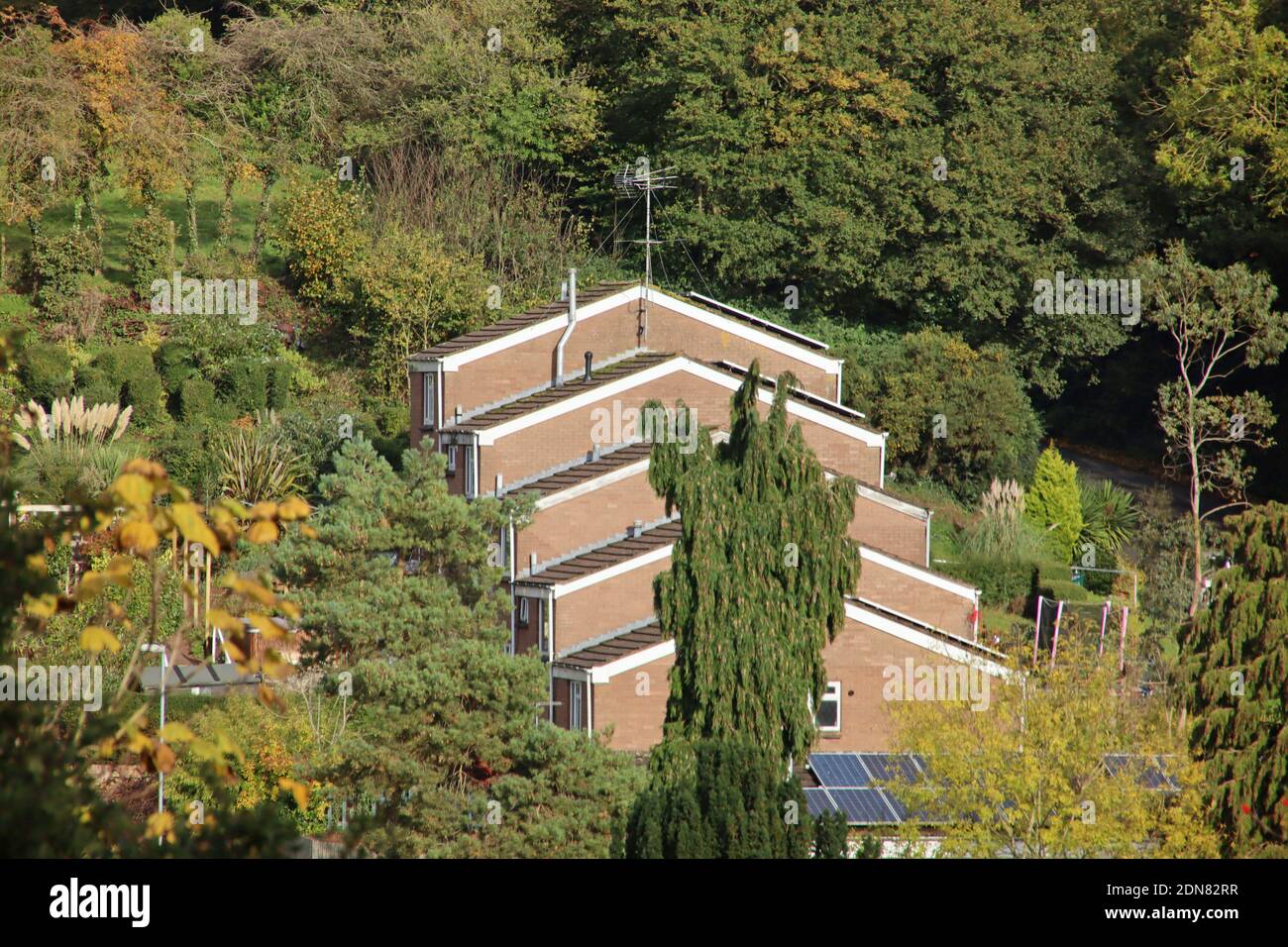 Les apex d'une rangée de maisons mitoyennes sont en pente un flanc de colline Banque D'Images