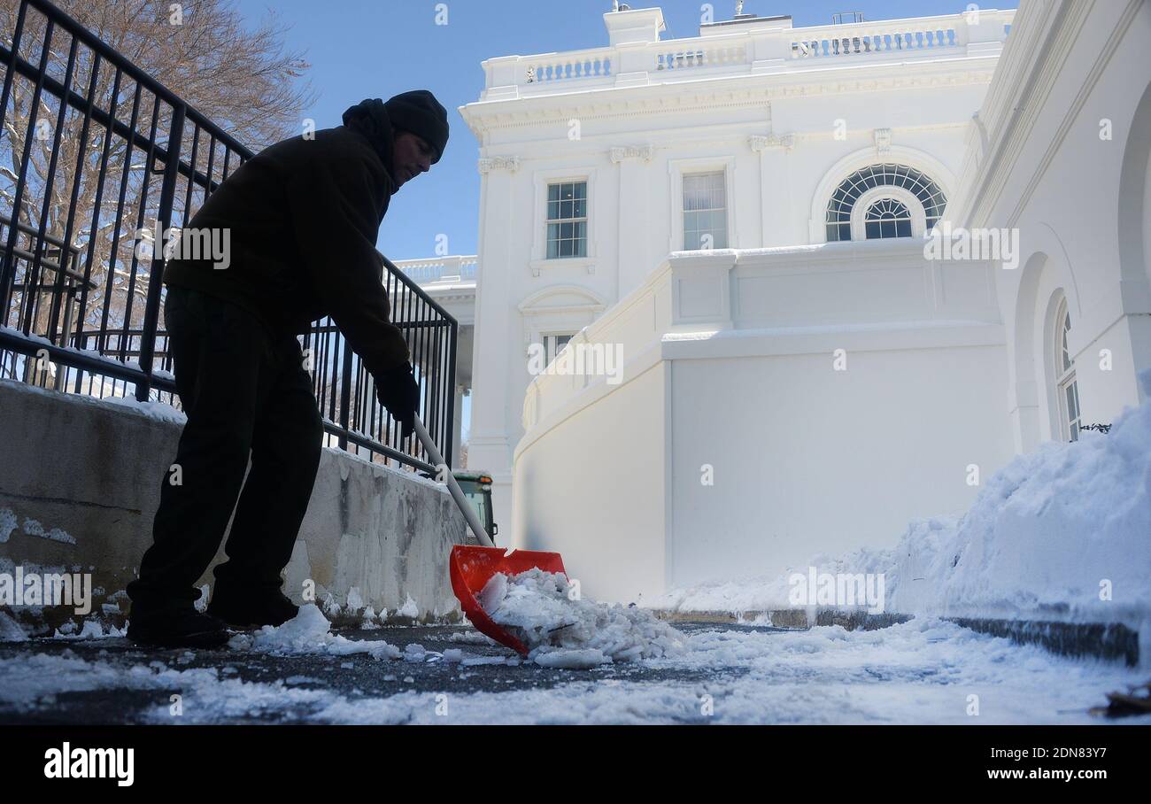 Un employé du National Park Service dépelle la neige à l'extérieur de la salle d'information de la presse James Brady de la Maison Blanche après que la première tempête de neige majeure de la saison a frappé la capitale de la nation le 17 février 2015 à Washington, DC, États-Unis. Photo par Olivier Douliery/ABACAPRESS.COM Banque D'Images