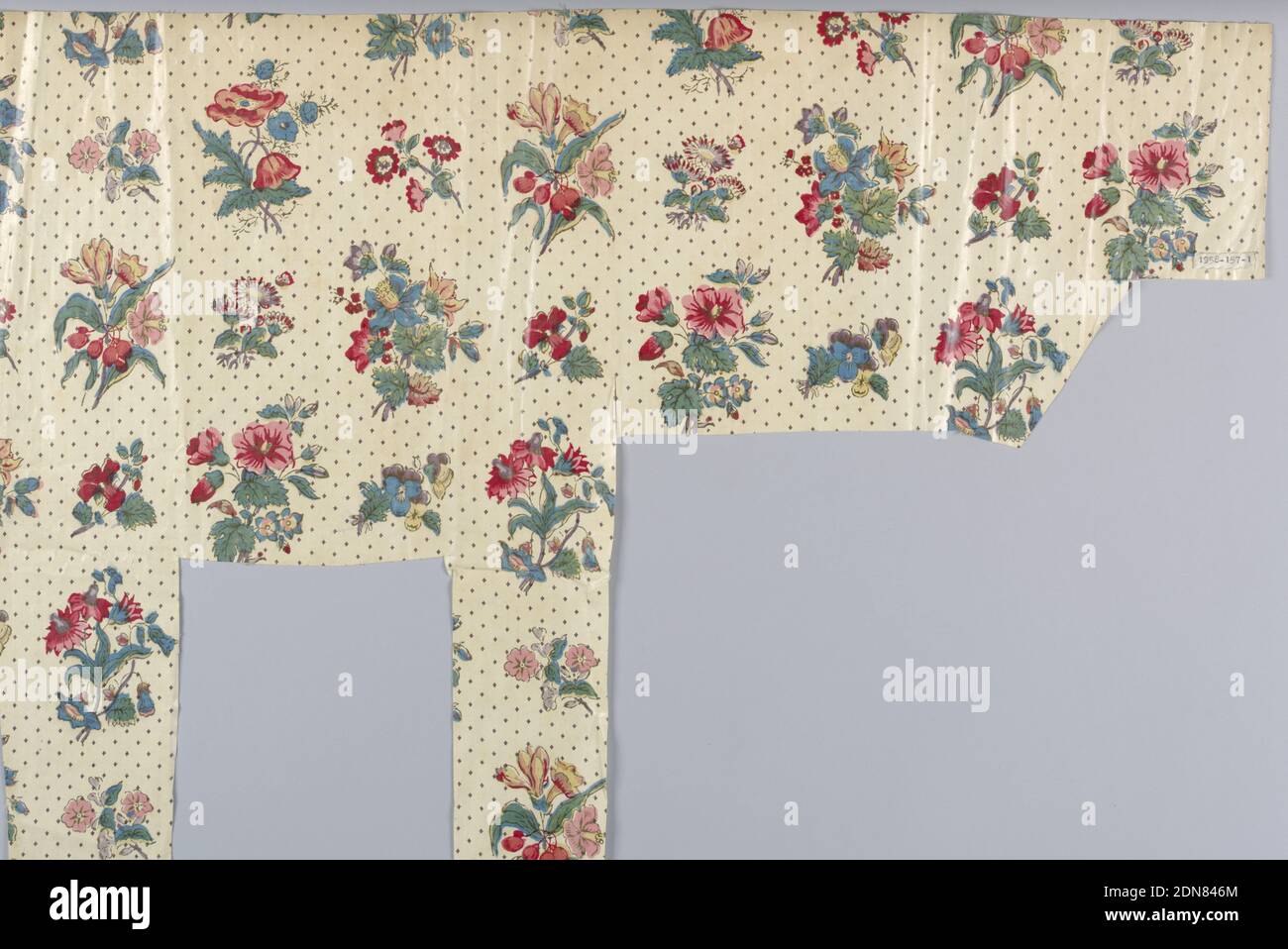 Textile, Moyen: Coton technique: Imprimé et glacé tissu Uni, de forme irrégulière morceau de coton blanc cassé imprimé avec un motif ouvert de bouquets multicolores. Arrière-plan orné d'un petit motif losange brun, Angleterre, 1850–1900, textiles imprimés, teints et peints, textile Banque D'Images