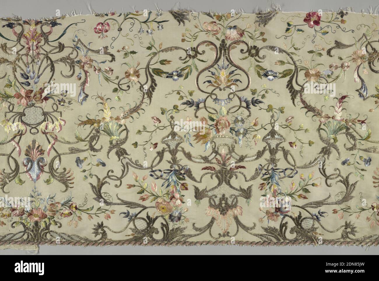 Textile, Moyen: Soie, fils métalliques, parchemin technique: Brodés en satin et points noués sur le tissage Uni sur des formes parchemin, Rococo symétrique d'arabesques et de carteins dorés argentés, combiné avec des fleurs naturalistes en soie polychrome, sur sol en soie ivoire., France ou Italie, XVIIIe siècle, broderie et couture, textile Banque D'Images