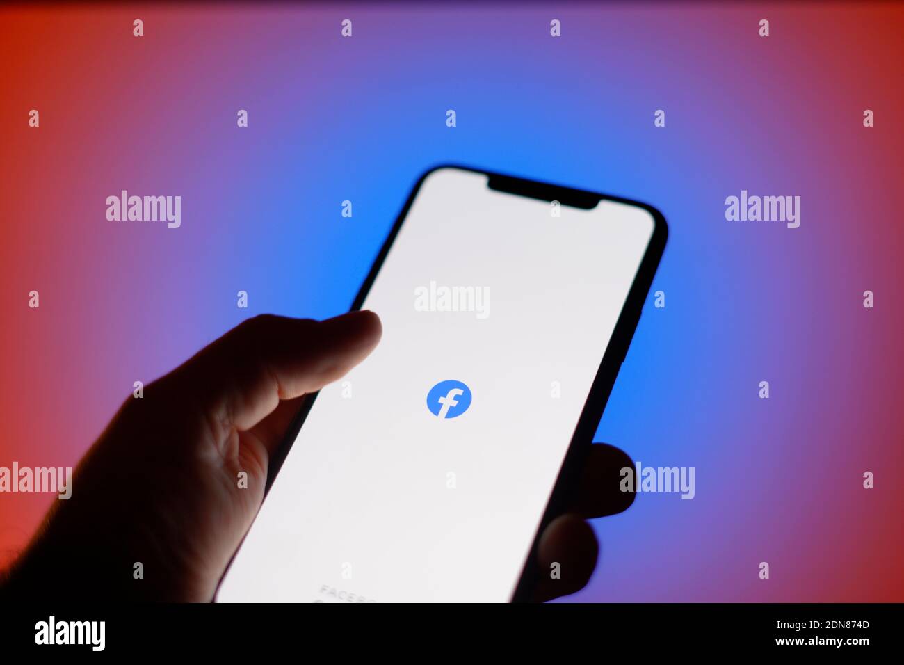 L'application Facebook sur les réseaux sociaux est vue sur un iPhone dans cette illustration photo à Varsovie, Pologne, le 17 décembre 2020. Facebook a désactivé se Banque D'Images