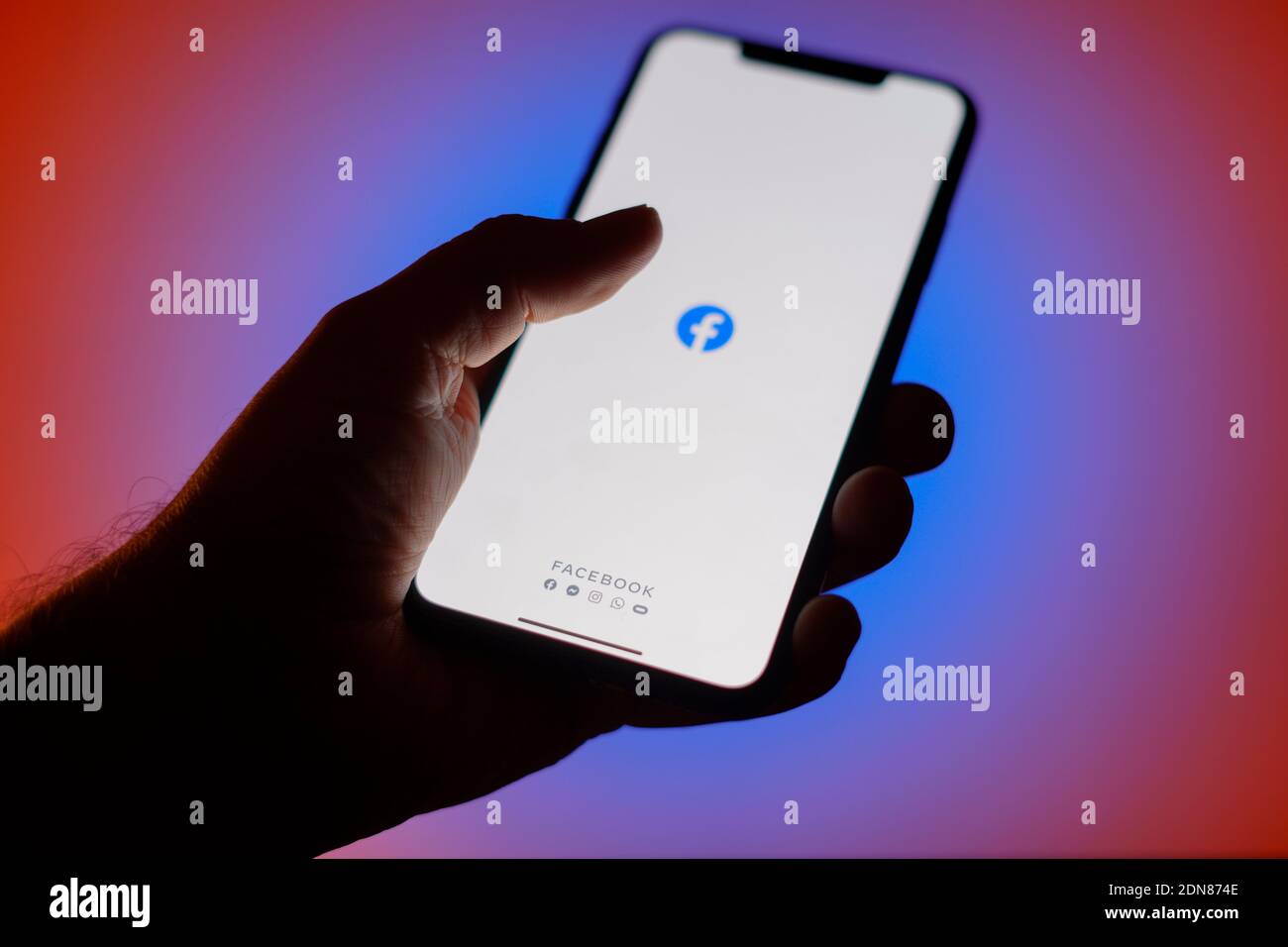 L'application Facebook sur les réseaux sociaux est vue sur un iPhone dans cette illustration photo à Varsovie, Pologne, le 17 décembre 2020. Facebook a désactivé se Banque D'Images