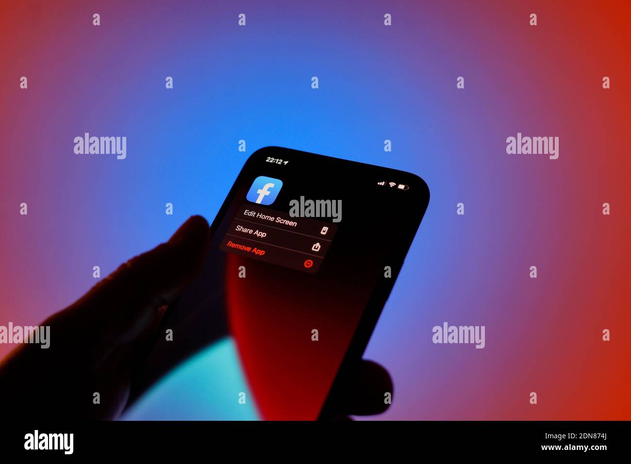 L'application Facebook sur les réseaux sociaux est vue sur un iPhone dans cette illustration photo à Varsovie, Pologne, le 17 décembre 2020. Facebook a désactivé se Banque D'Images