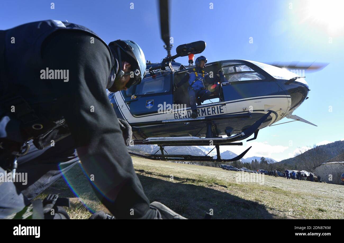 Les sauveteurs recherchent des débris et des restes humains sur le site de l'accident du vol 4U 9525 de Germanwings, près de Seyne-les-Alpes, dans le sud-est de la France, le 26 mars 2015. L'Airbus A320 de Germanwings s'est écrasé dans les Alpes françaises le 24 mars 2015, transportant environ 150 passagers et membres d'équipage à bord. Photo de Francis Pellier/DICOM/ABACAPRESS.COM Banque D'Images