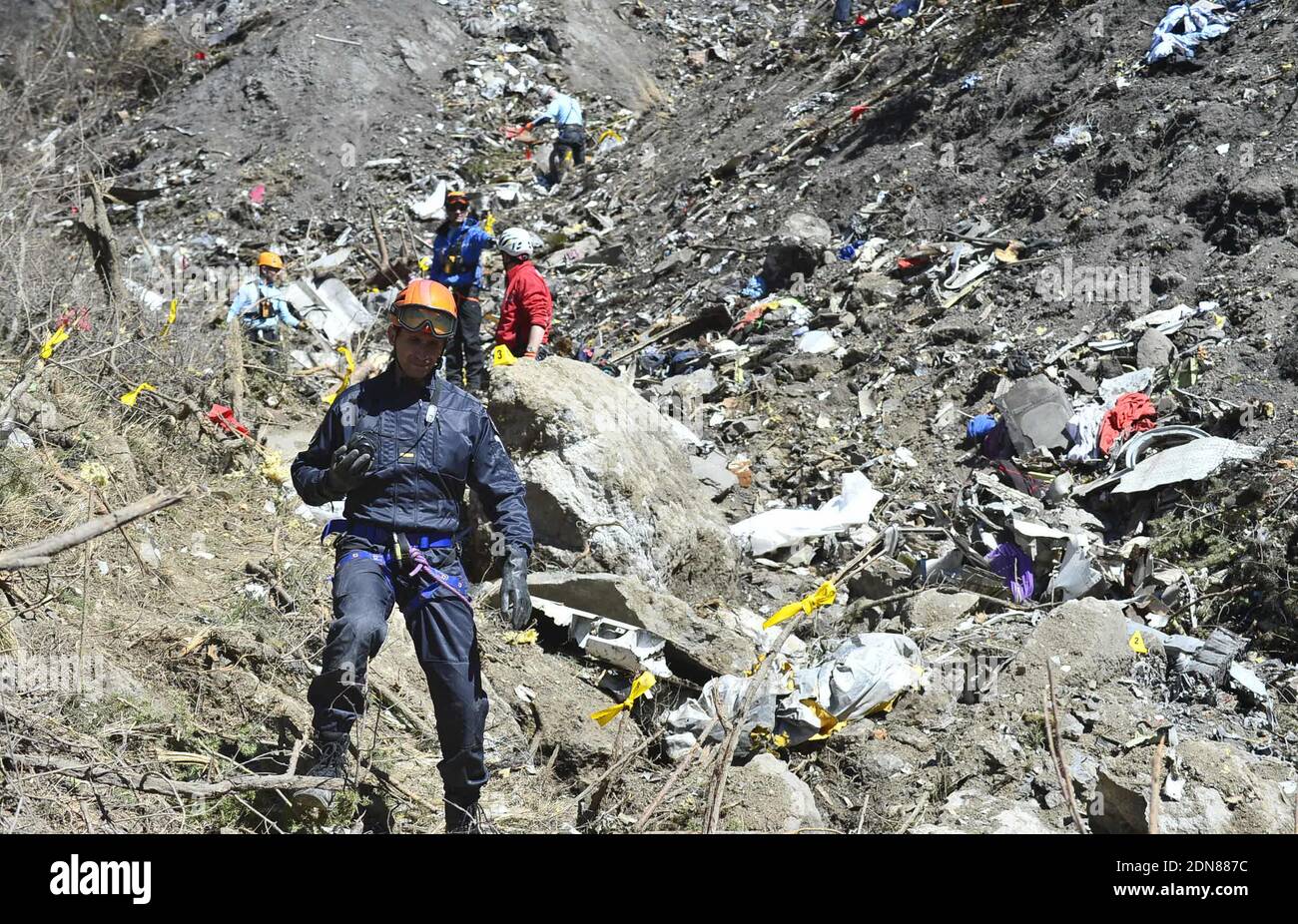 Les sauveteurs recherchent des débris et des restes humains sur le site de l'accident du vol 4U 9525 de Germanwings, près de Seyne-les-Alpes, dans le sud-est de la France, le 26 mars 2015. L'Airbus A320 de Germanwings s'est écrasé dans les Alpes françaises le 24 mars 2015, transportant environ 150 passagers et membres d'équipage à bord. Photo de Francis Pellier/DICOM/ABACAPRESS.COM Banque D'Images