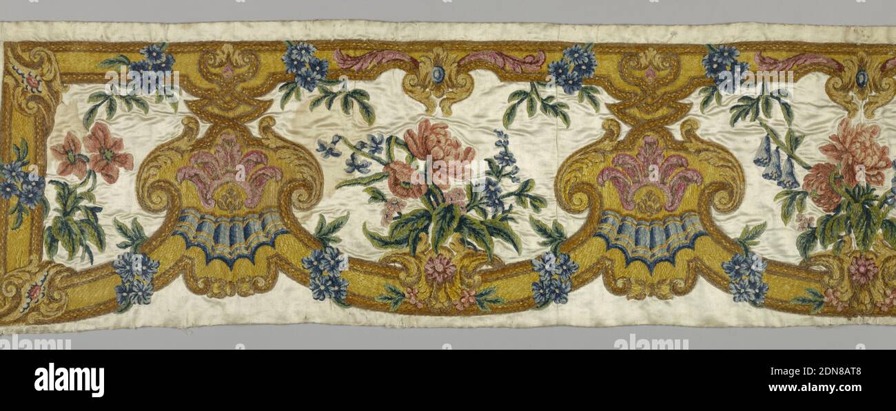 Textile, Moyen: Soie sur soie; lin technique: Broderie chenille et chenille couchée sur tissu satin; dos de lin, satin blanc brodé en chenille; nuances d'or, marron, vert, bleu et rose. Motif: Disposition horizontale de courbes lourdes et de forme de coquille, alternant avec des fleurs de la taille de vie en grappes; au-dessus, bordure étroite dans les courbes baroques. La pièce est soutenue de linge écrus et travaillée à travers elle. Une grande partie de couleur or couleur chenille couchée., France, fin du XVIIe siècle–début du XVIIIe siècle, broderie et couture, textile Banque D'Images