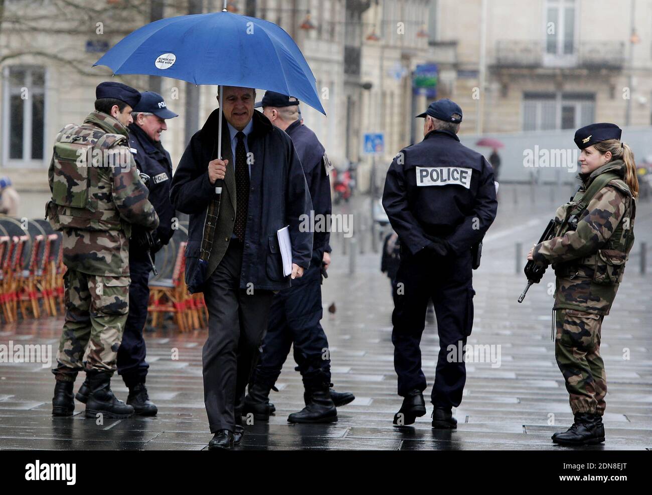 Le maire Alain Juppe salue les troupes et les policiers lorsqu'il arrive au conseil municipal à l'hôtel de ville de Bordeaux, France, le 30 mars 2015, un jour après les sondages locaux, le 30 mars 2015. Dimanche, les socialistes au pouvoir en France ont fait une grosse bavoir dans les sondages locaux qui ont vu des gains importants pour l'ancien président Nicolas Sarkozy et l'extrême-droite avant les élections présidentielles de 2017. Photo de Patrick Bernard- Thibaud Moritz/ABACAPRESS.COM Banque D'Images