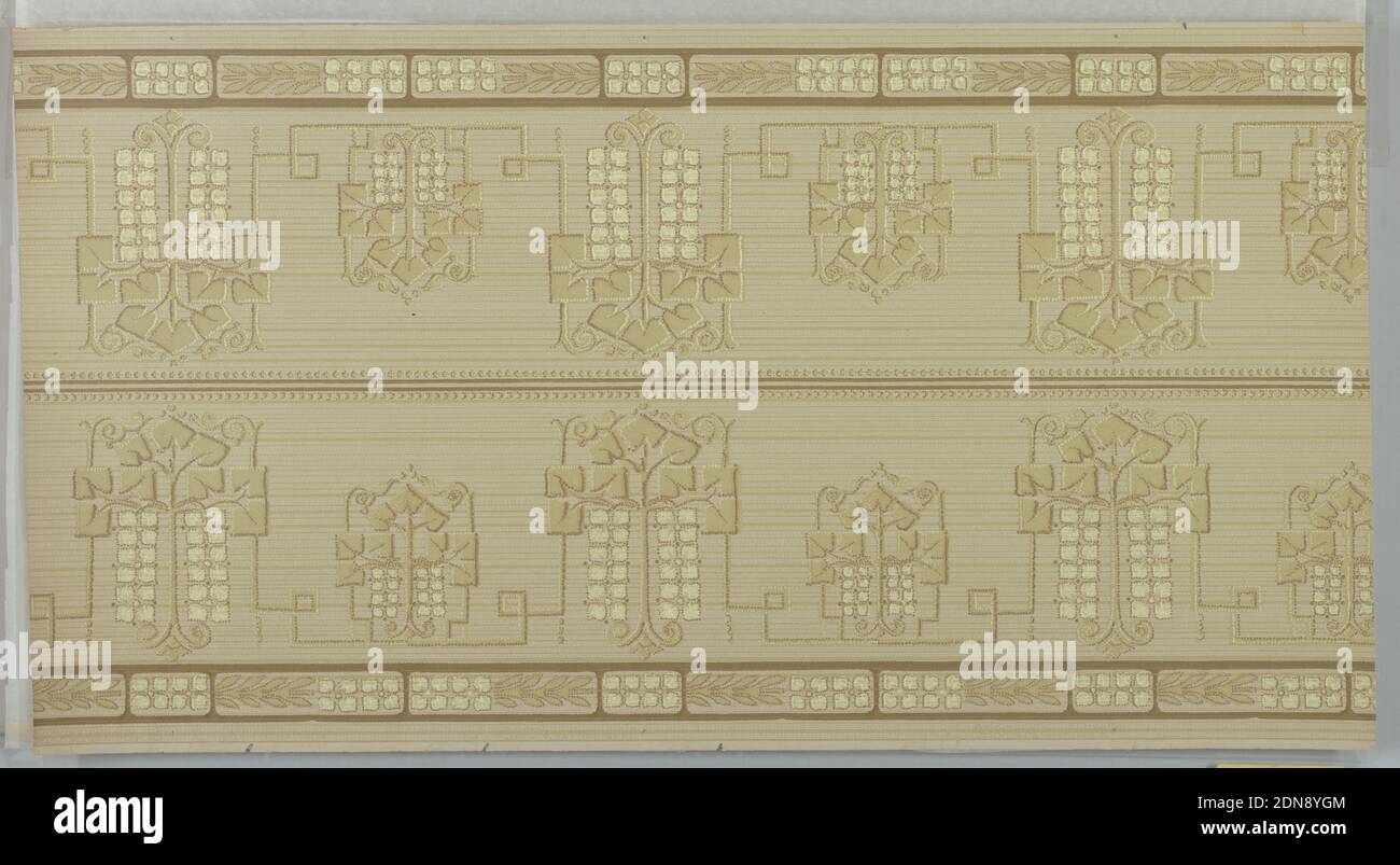 Frieze, papier imprimé à la machine, sur un sol bordé de gris et de beige, motifs décoratifs abstraits avec feuilles carrées beige et crème quatre pétales alternant grandes et petites fleurs reliées par la clé grecque. Deux bordures imprimées sur toute la largeur., Etats-Unis, 1905–1915, Wallcovers, Frieze Banque D'Images