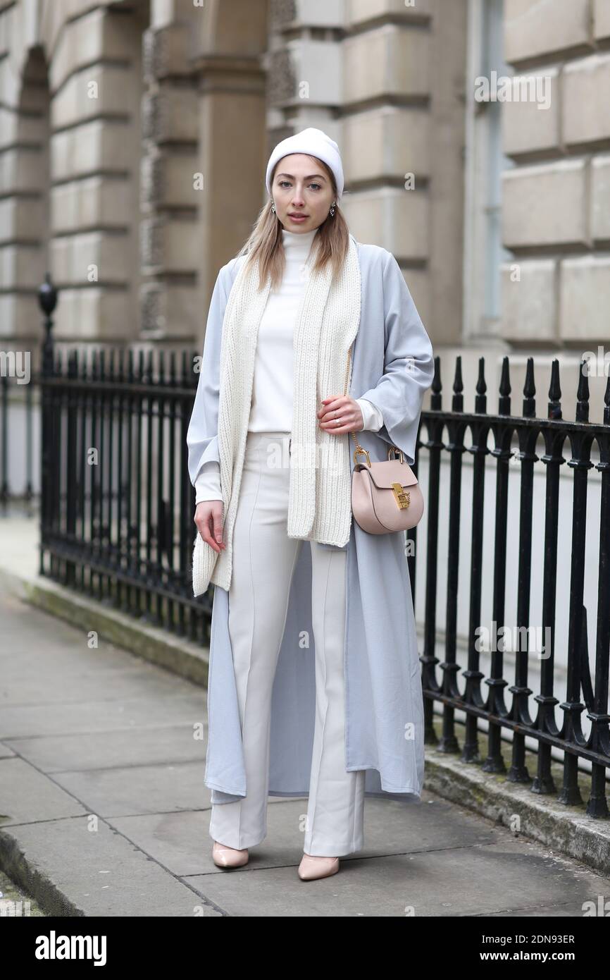 Street style, Donja Rose (blogueuse de mode) arrivant à la semaine de la  mode de Londres prêt-à-porter automne-hiver 2015-2016 qui s'est tenue à  Somerset House, Londres, Angleterre le 21 février 2015. Elle