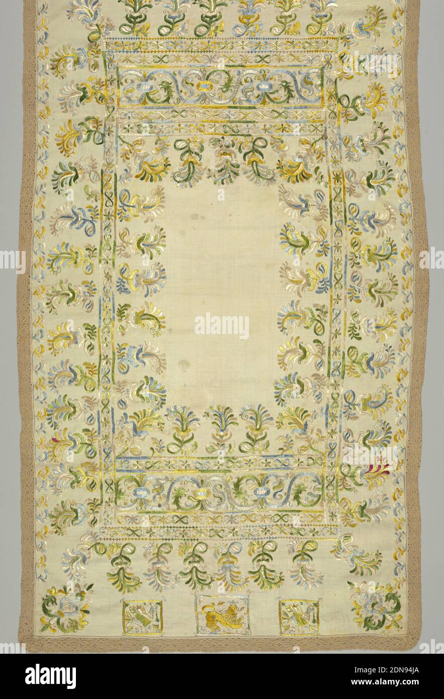 Couverture de table, moyenne: lin, soie technique: Brodé en satin et point  de chaîne, couverture de table en lin de couleur crème, avec des motifs de  bordure large travaillé dans des silks