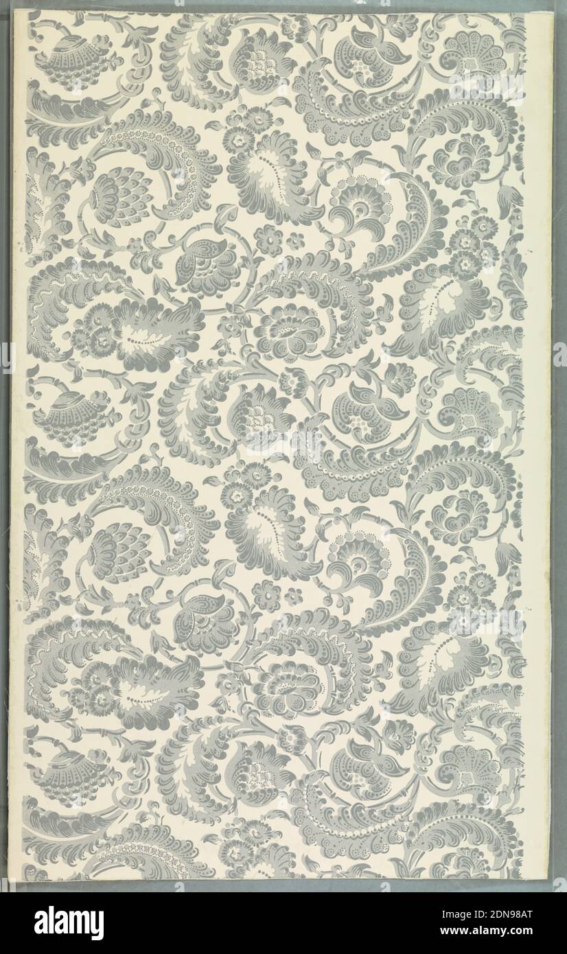 Sidewall, Cole and son, Ltd., Block-Printed, étroitement ensemble de serpentine des fleurs, des feuilles et des tiges. Dans le style indien. Tons de gris sur sol blanc. Réimprimé à partir de blocs de bois des années 1820., Londres, Angleterre, 1815–25, revêtements muraux, flanc Banque D'Images