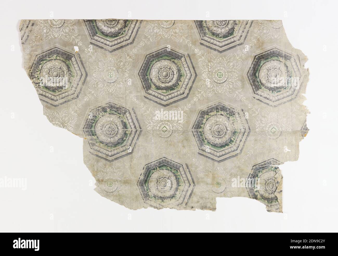 Flanc, bloc imprimé sur du papier fait à la main, caisses octogonales imprimées en grisaille avec encart vert, entouré de fleurs de lacey blanches et d'un motif anthemia. Motif nid d'abeille sur verso., France, env. 1810, revêtements muraux, flanc Banque D'Images