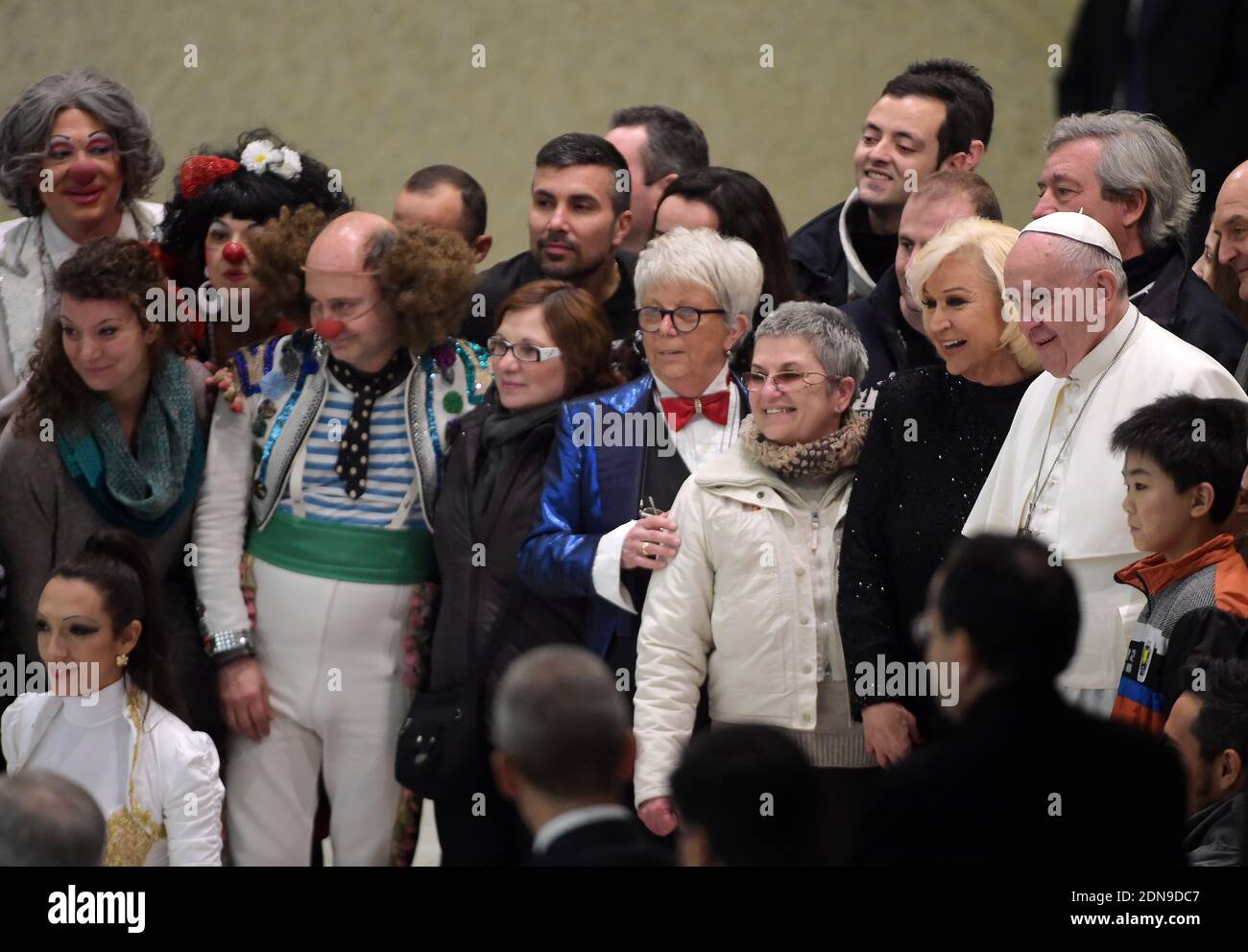 Le pape François (R) pose avec des membres du Cirque d'Or de Liana Orfei lors de son audience générale hebdomadaire au Vatican le 7 janvier 2015. Photo par Eric Vandeville/ABACAPRESS.COM Banque D'Images