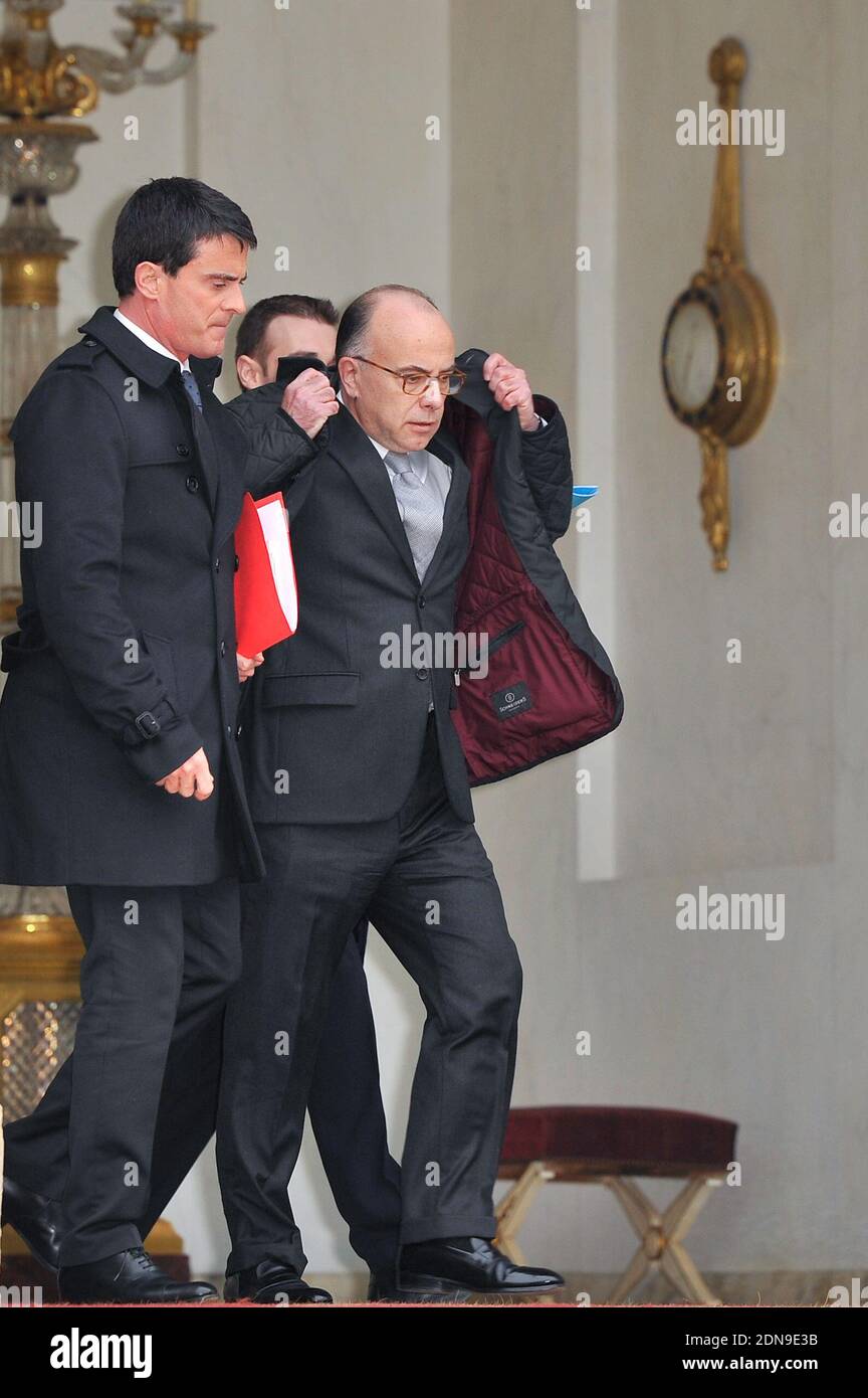 Le Premier ministre Manuel Valls et le ministre de l'intérieur Bernard Cazeneuve quittent l'Elysée après une réunion interministérielle de crise après que des hommes armés aient pris d'assaut les bureaux du journal satirique français Charlie Hebdo, faisant au moins 12 morts, à Paris, en France, le 7 janvier 2015. Photo de Thierry Orban/ABACAPRESS.COM Banque D'Images