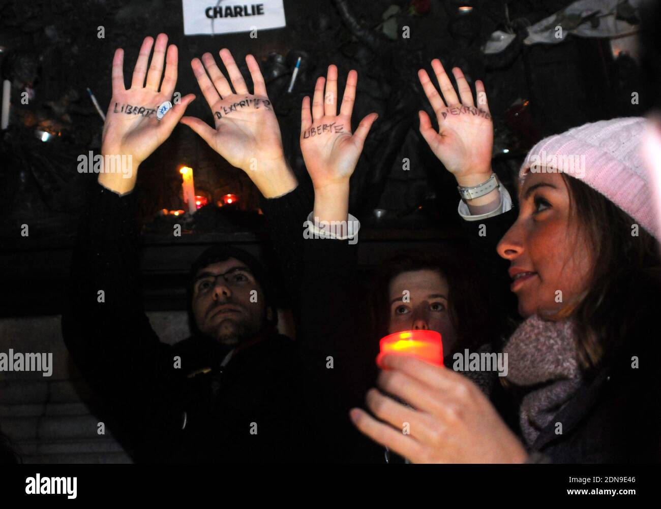 Les gens prennent part à une veillée sur la place de la République, Paris, France, le mercredi 7 janvier 2015, après que trois hommes armés aient mené une attaque terroriste mortelle contre le magazine satirique français Charlie Hebdo à Paris, tuant 12 personnes. Photo d'Alain Apaydin/ABACAPRESS.COM Banque D'Images