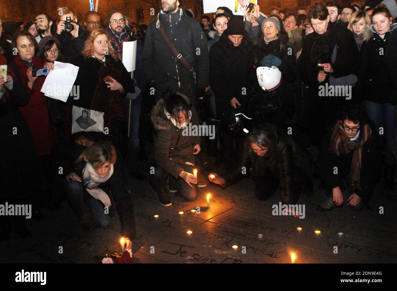 Les gens prennent part à une veillée sur la place de la République, Paris, France, le mercredi 7 janvier 2015, après que trois hommes armés aient mené une attaque terroriste mortelle contre le magazine satirique français Charlie Hebdo à Paris, tuant 12 personnes. Photo d'Alain Apaydin/ABACAPRESS.COM Banque D'Images