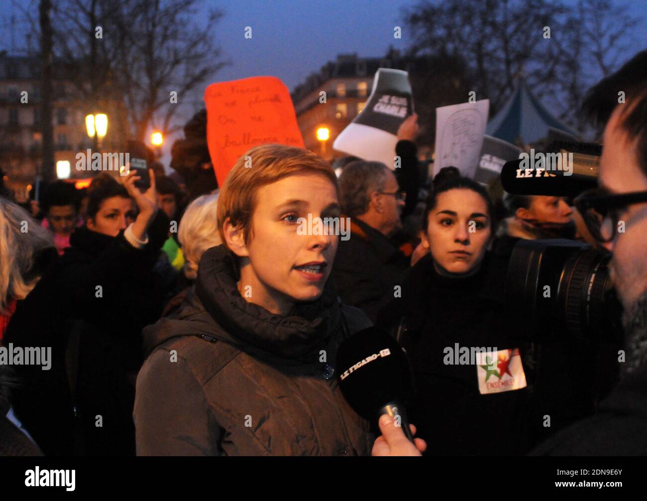 Clementine Autain participe à une veillée sur la place de la République, Paris, France, le mercredi 7 janvier 2015, après que trois hommes armés aient mené une attaque terroriste mortelle contre le magazine satirique français Charlie Hebdo à Paris, tuant 12 personnes. Photo d'Alain Apaydin/ABACAPRESS.COM Banque D'Images