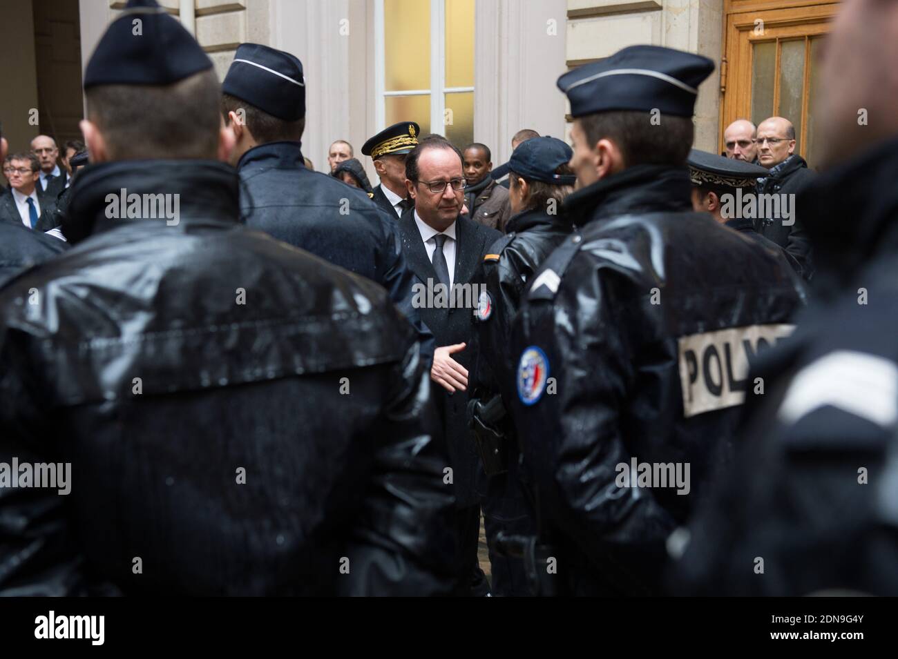 Le président français François Hollande lors d'une visite à la préfecture de police à la suite de l'attentat terroriste mortel d'hier contre l'hebdomadaire satirique Charlie Hebdo, à Paris, en France, le 8 janvier 2015. Photo Pool par Jacques Witt/ABACAPRESS.COM Banque D'Images