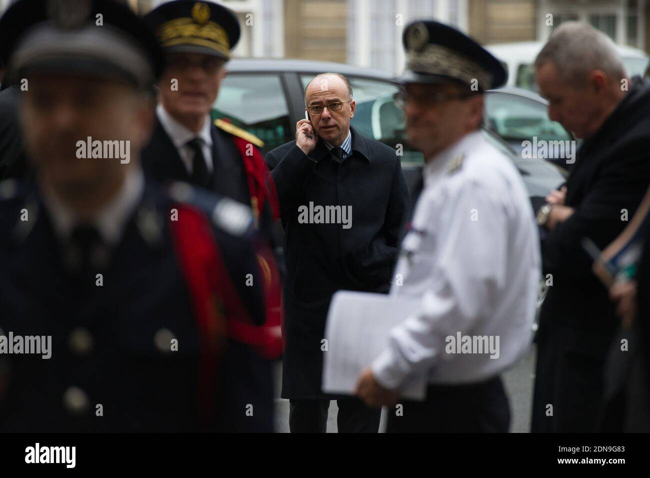 Le ministre français de l'intérieur, Bernard Cazeneuve, ainsi que le magistrat François Molins et le préfet de police de Paris, Bernard Boucault, lors d'une visite dans la préfecture de police à la suite de l'attentat terroriste mortel perpétré hier à l'hebdomadaire satirique Charlie Hebdo, à Paris, en France, le 8 janvier 2015. Photo Pool par Jacques Witt/ABACAPRESS.COM Banque D'Images