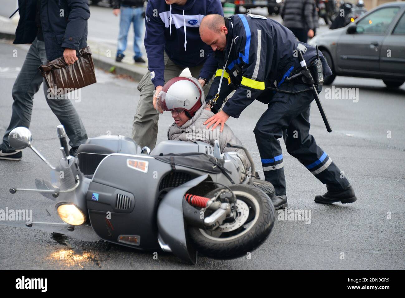 Les policiers arrêtent deux personnes sur un scooter au point d'arme, alors  qu'elles arrivent près de la scène de la prise d'otages à porte de Vincennes,  à l'est de Paris, en France,
