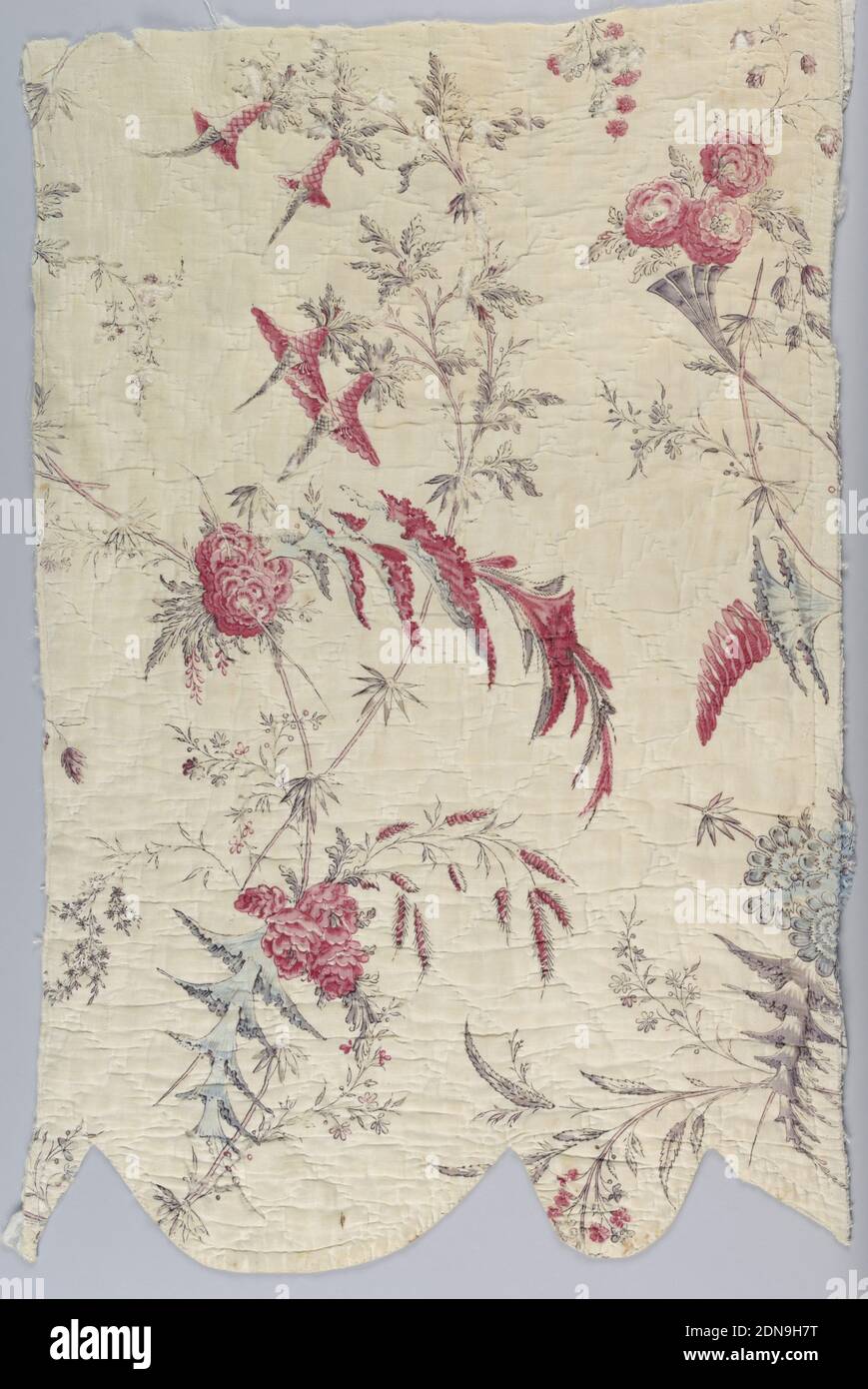 Textile, Moyen: Coton, lin, laine technique: Relief imprimé sur un tissage simple avec surpiquage à la chaîne, fragment de cantonnière en coton blanc avec un motif imprimé de sprays floraux fantastiques, feuilles dentelées et fleurs montrant l'influence de Pillement. Les couleurs sont le rouge, le bleu et le violet clair. Courtepointe en diagonale pour créer des formes en losange. Doublure en laine., France, XVIIIe siècle, textile imprimé, teint et peint Banque D'Images