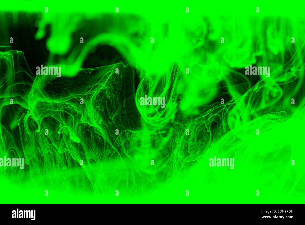 Arrière-plan abstrait à l'encre acrylique verte. Spectaculaire vague verte en noir. Banque D'Images