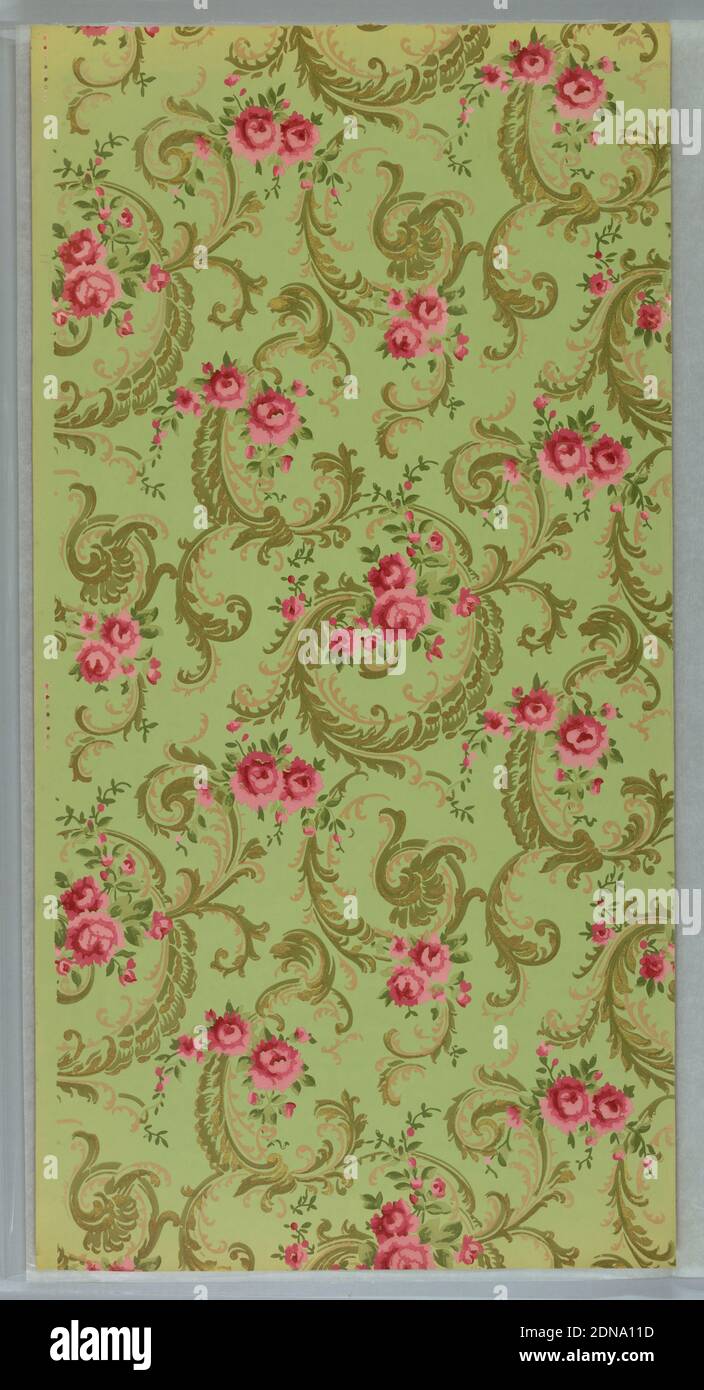 Flanc, papier imprimé à la machine, mica liquide, sur sol vert-brun clair, parures en vert et or avec des grappes de roses partout., États-Unis, 1905–1915, revêtements muraux, flanc Banque D'Images